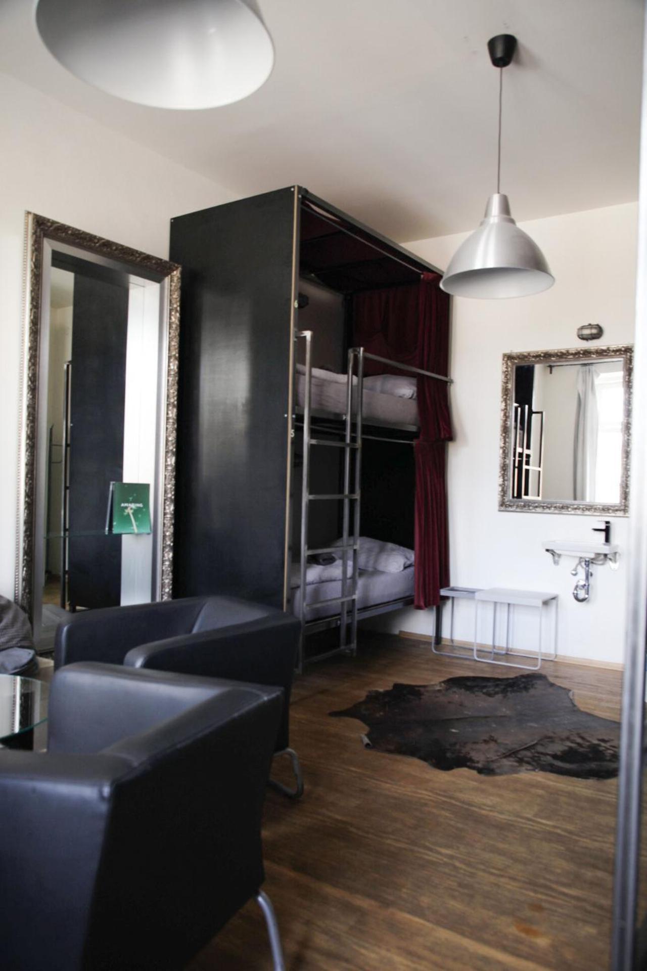 Wake Up Wellness Hostel Брно Экстерьер фото