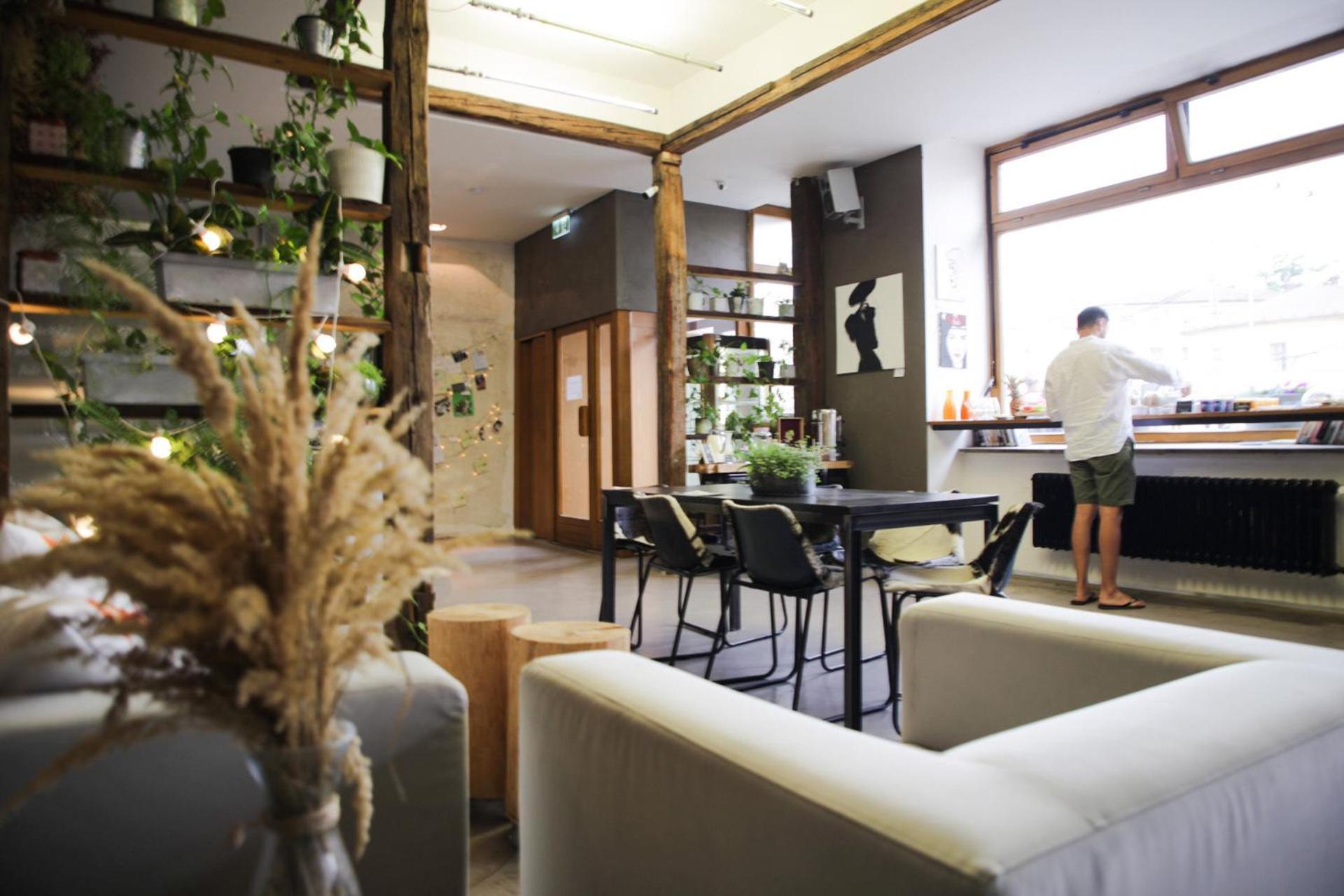 Wake Up Wellness Hostel Брно Экстерьер фото