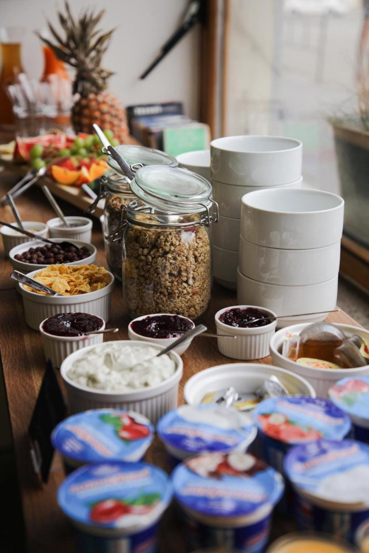 Wake Up Wellness Hostel Брно Экстерьер фото